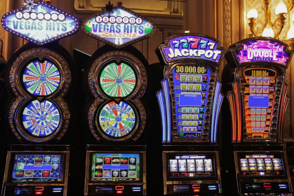 Các máy đánh bạc với các nút bấm nhiều màu sắc.